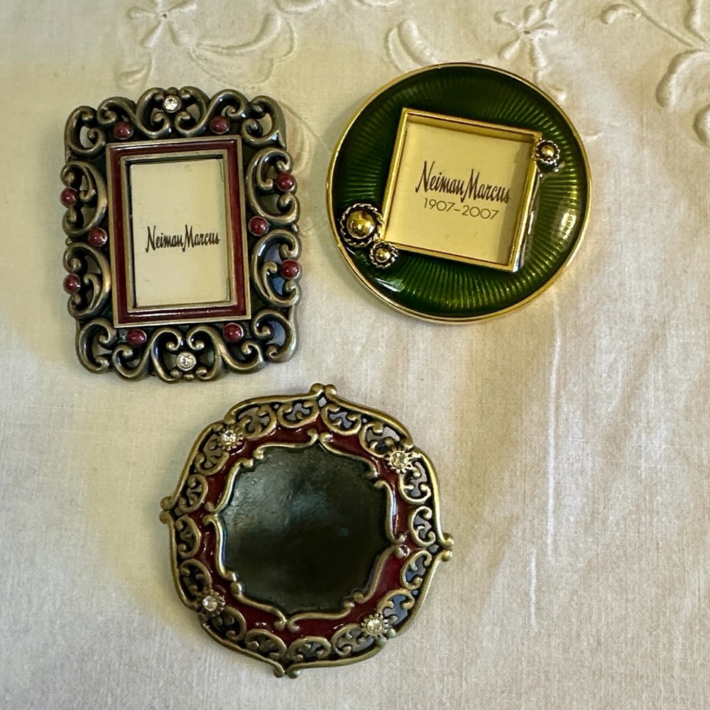 Jay Strongwater Neiman Marcus 2” Mini Frames 3 pc Set Gold, Swarovski Accents